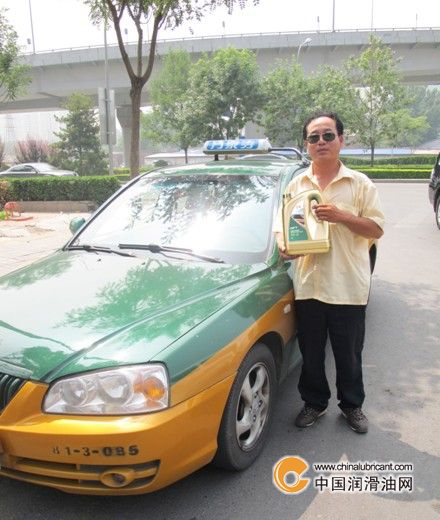 王師傅開心的接受了我們贈送的東風(fēng)潤滑油產(chǎn)品