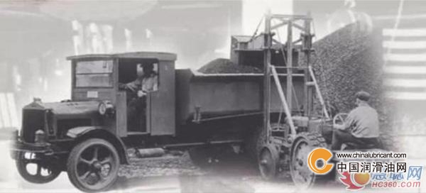 　　    　　1929年，第一臺門架式結構的裝載機出現(xiàn) 