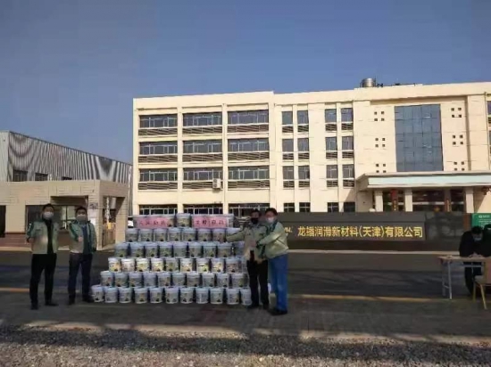 龍?bào)纯萍继旖蚬久赓M(fèi)向周邊企業(yè)贈(zèng)送消毒用品