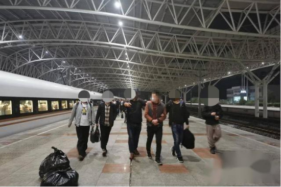查獲假冒品牌機(jī)械潤滑油品牌1000余箱