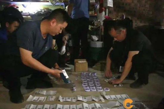 現(xiàn)場扣押假冒潤滑油30桶共計3000余升 現(xiàn)場扣押假冒潤滑油30桶共計3000余升